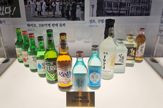 지난 9일 서울 종로구에 마련된 하이트진로 제품 라인업. 하이트진로 제공